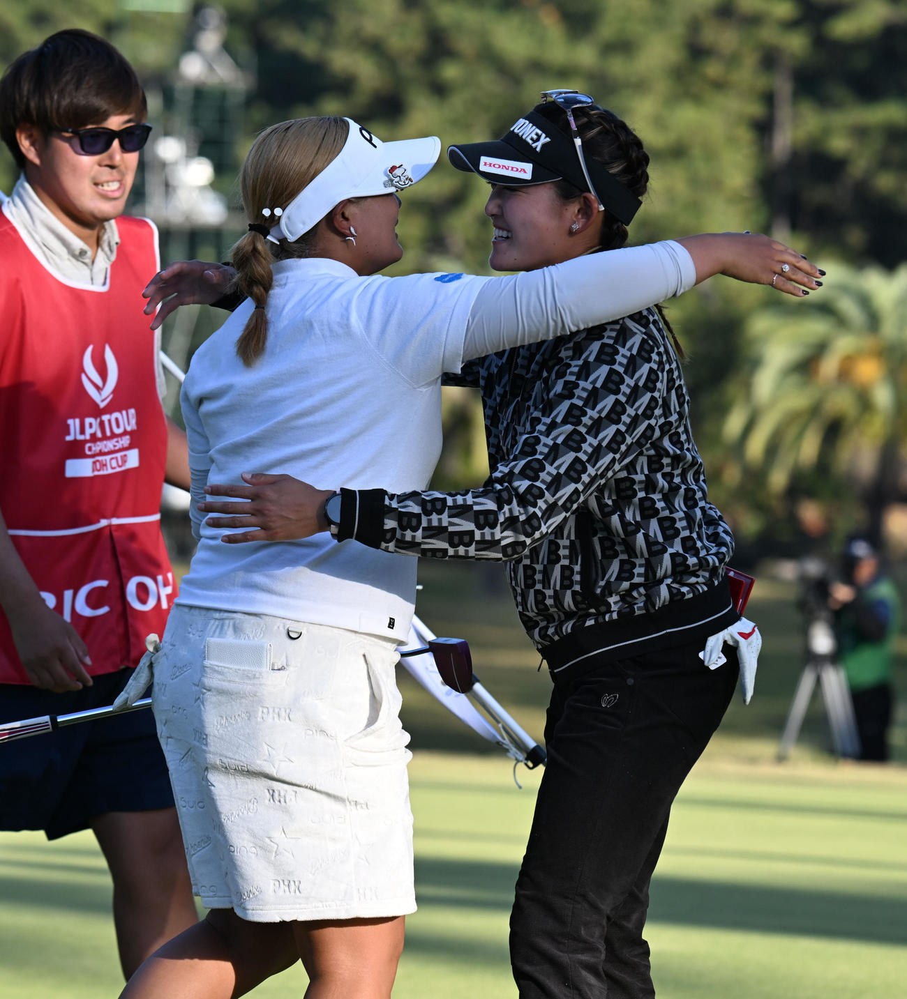 プレーオフを戦い、抱き合う鈴木愛（左）と岩井千怜（撮影・和賀正仁）