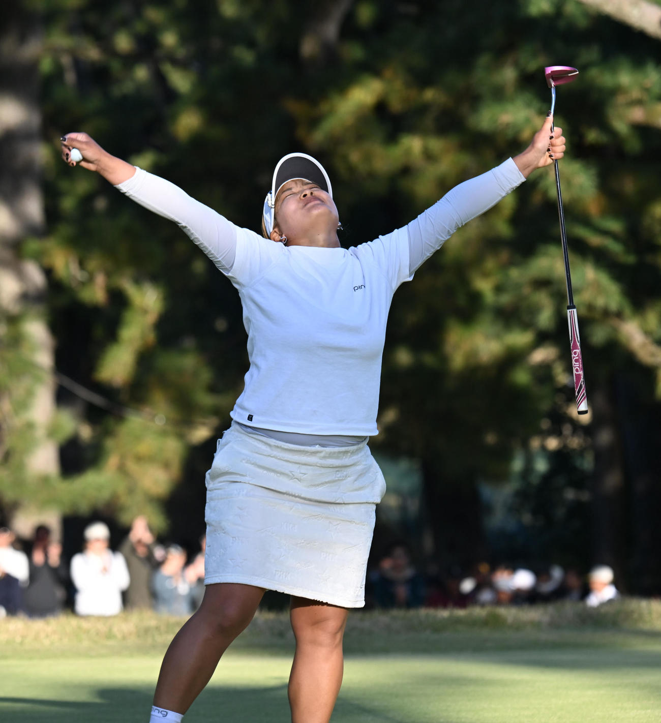 プレーオフの末、優勝しバンザイする鈴木愛（撮影・和賀正仁）