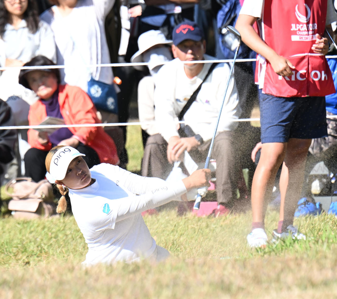 1番、バンカーショットをする鈴木愛（撮影・和賀正仁）