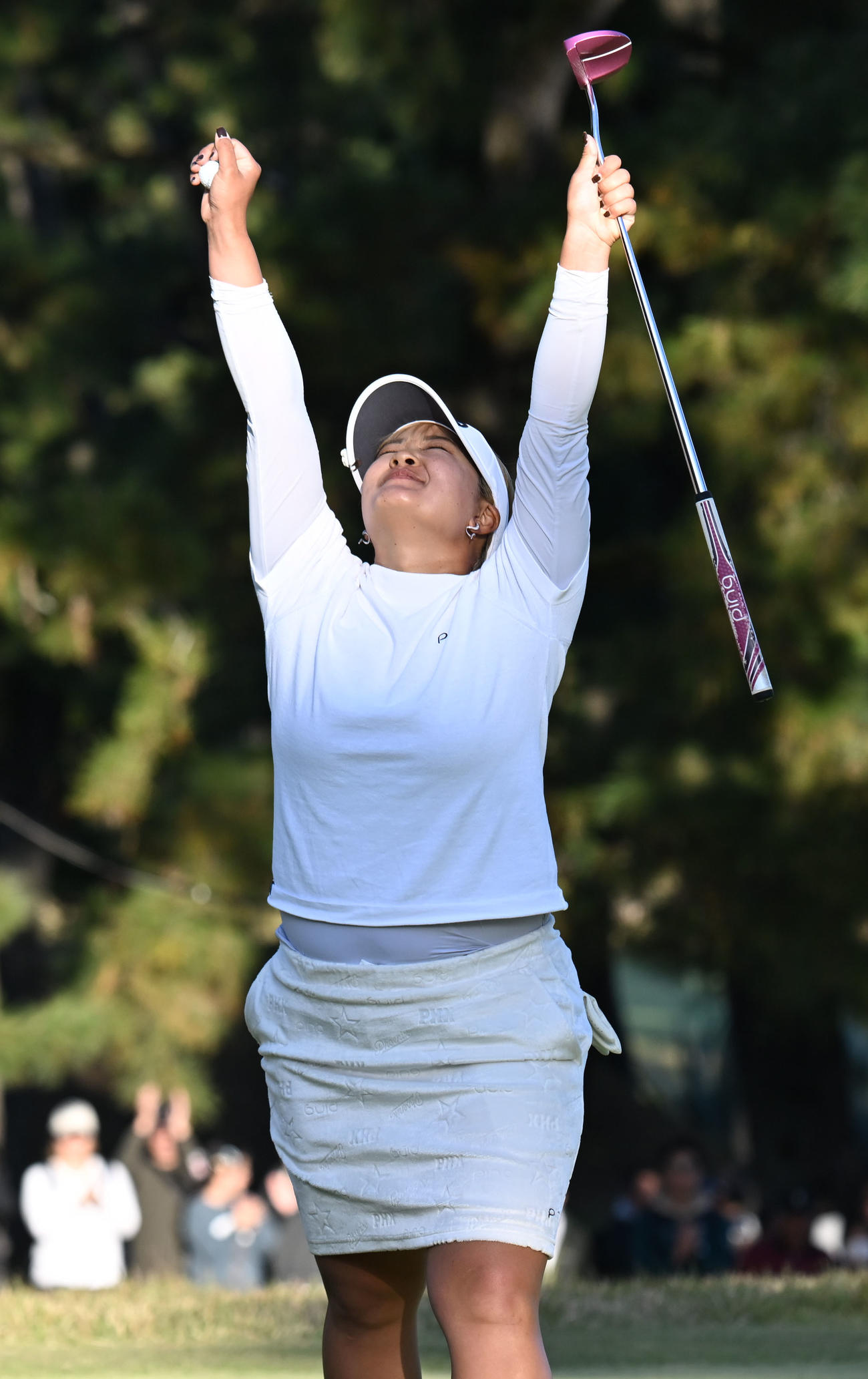 プレーオフの末、優勝しバンザイする鈴木愛（撮影・和賀正仁）