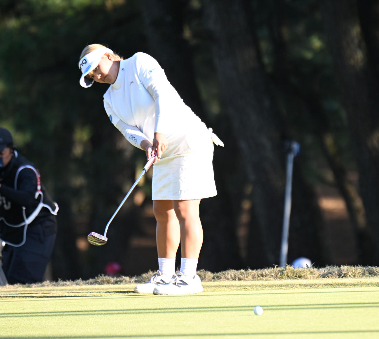 プレーオフ2ホール目、バーディーパットを打つ鈴木愛（撮影・和賀正仁）