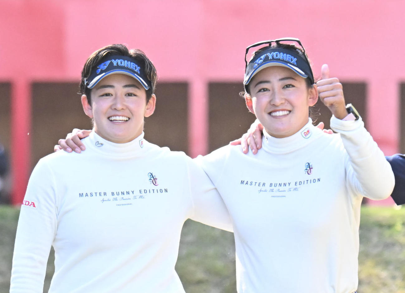 笑顔で仲良くスタートする岩井明愛（左）と岩井千怜（2025年11月29日撮影）