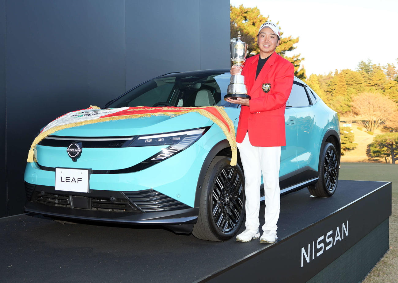 優勝商品の日産「リーフ」と写真に納まる小木曽（撮影・小島史椰）
