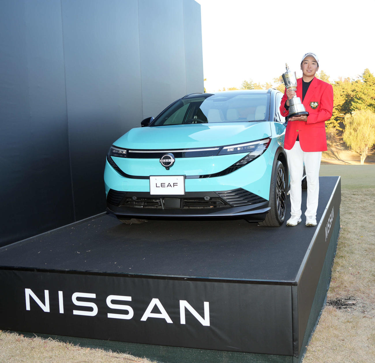 優勝商品の日産「リーフ」と写真に納まる小木曽（撮影・小島史椰）
