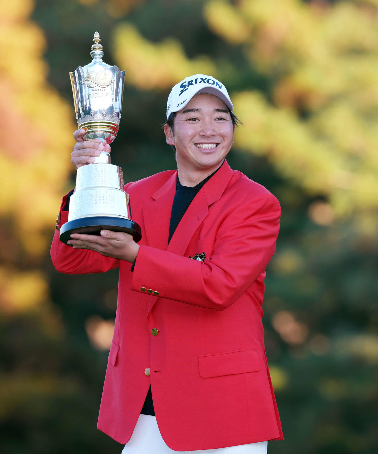 優勝し笑顔でトロフィーを掲げる小木曽（撮影・小島史椰）