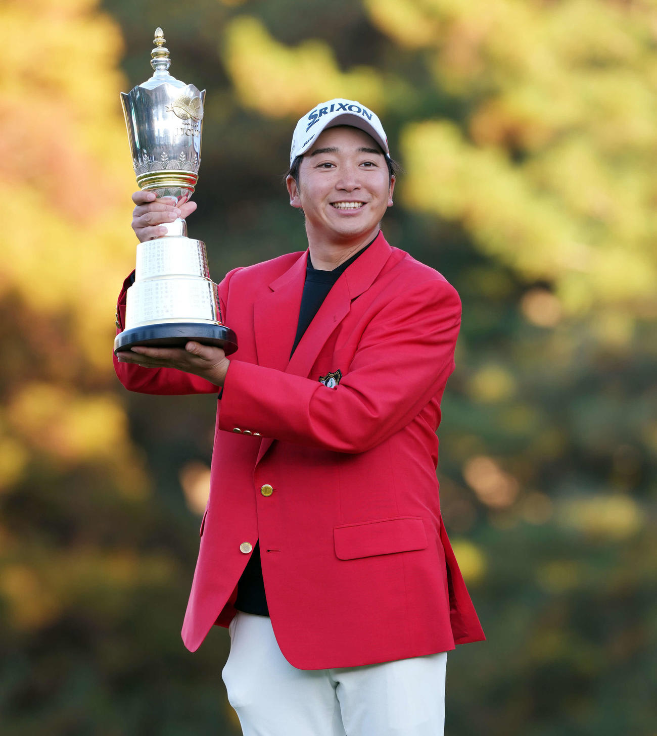優勝し笑顔でトロフィーを掲げる小木曽（撮影・小島史椰）