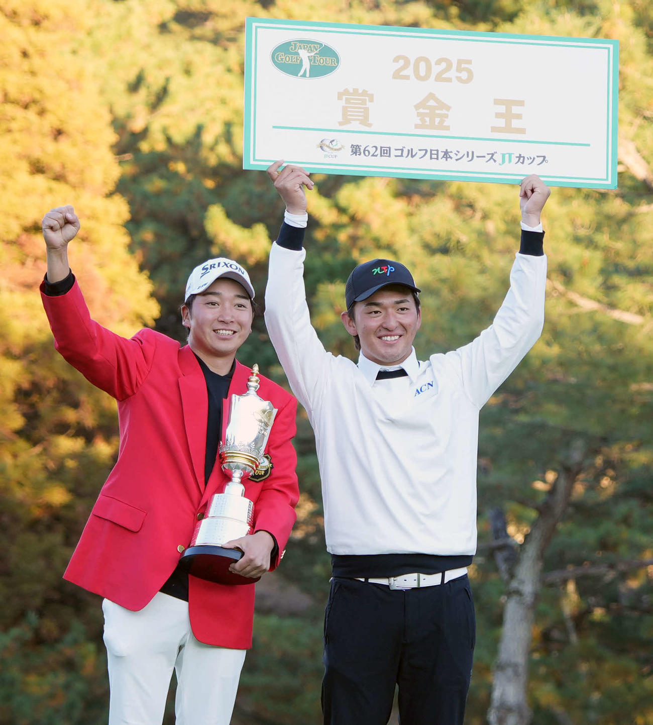 優勝しポーズをする小木曽（左）と賞金王になった金子（撮影・小島史椰）