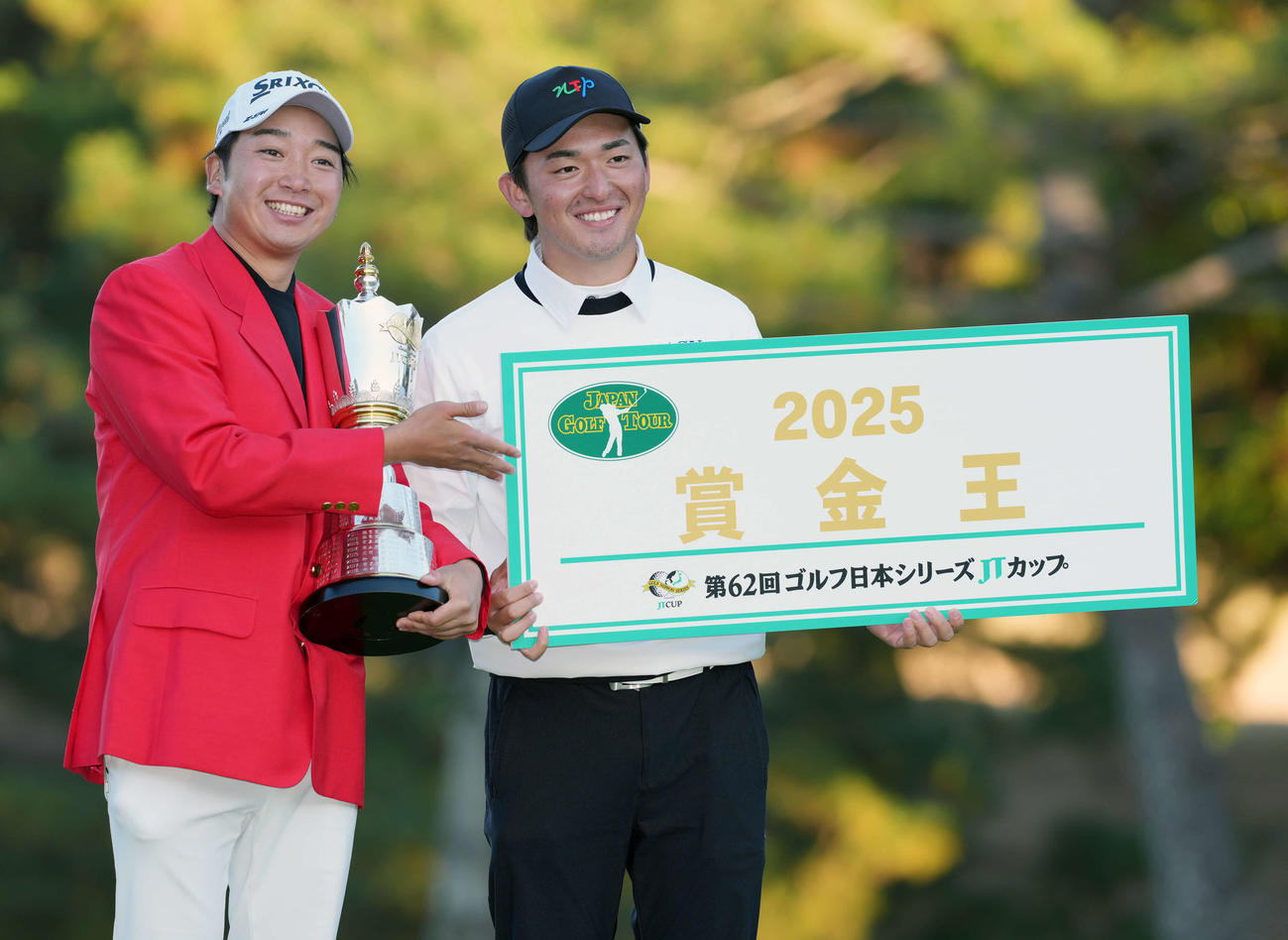 優勝しポーズをする小木曽（左）と賞金王になった金子（撮影・小島史椰）