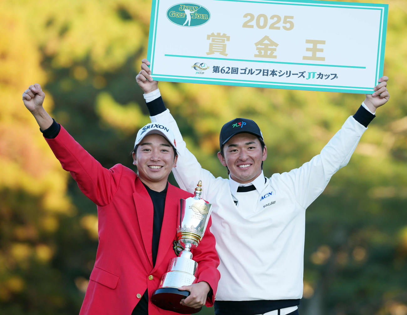 優勝しポーズをする小木曽（左）と賞金王になった金子（撮影・小島史椰）