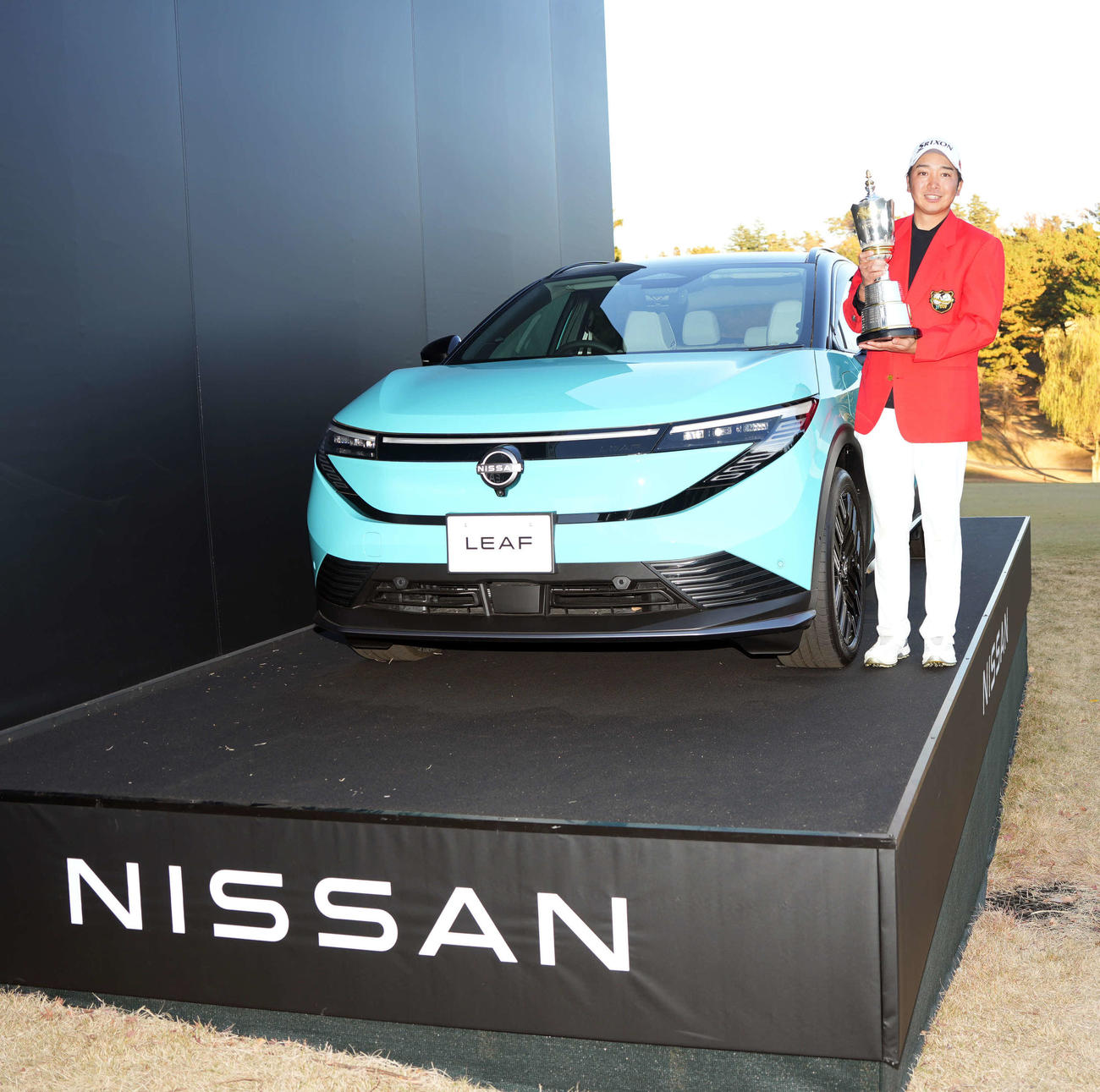 優勝商品の日産「リーフ」と写真に納まる小木曽（撮影・小島史椰）