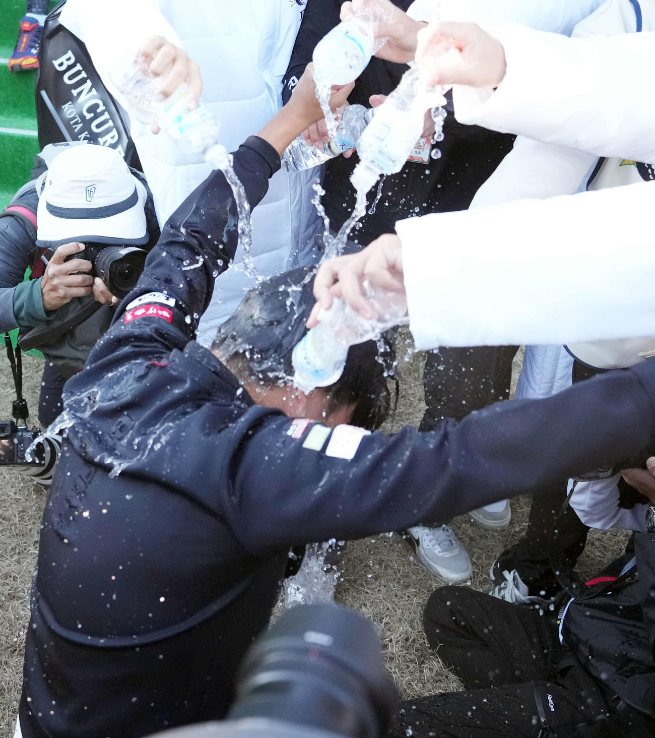 優勝し、ツアー仲間から水をかけて祝福される小木曽（撮影・小島史椰）