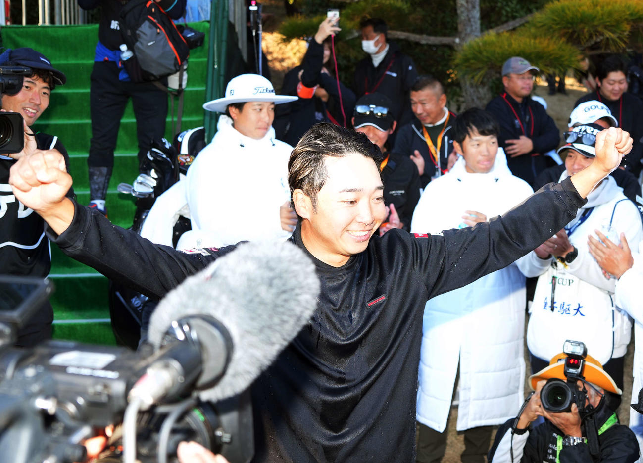 優勝し、ツアー仲間から水をかけて祝福される小木曽（中央）（撮影・小島史椰）
