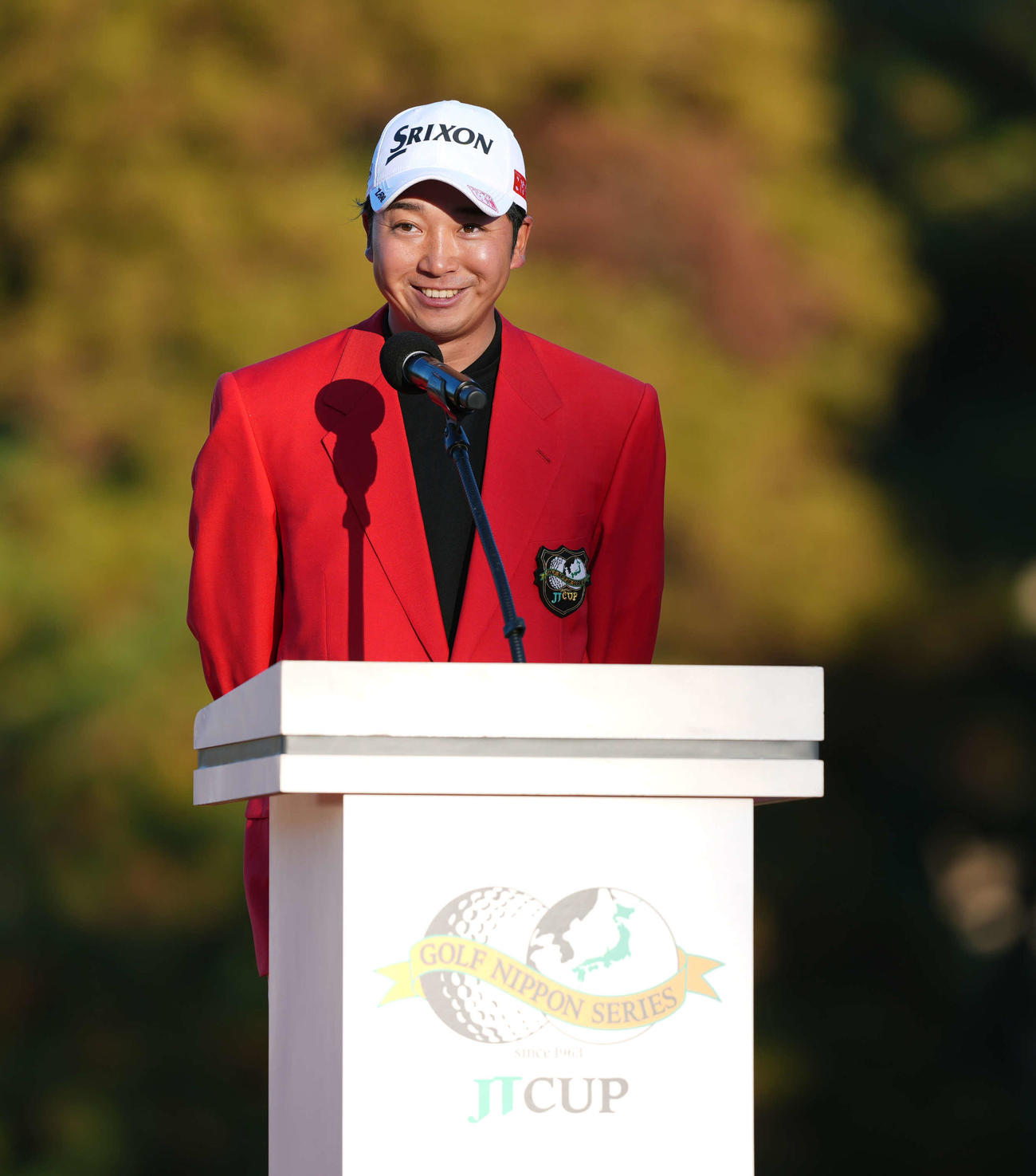 優勝しスピーチをする小木曽（撮影・小島史椰）