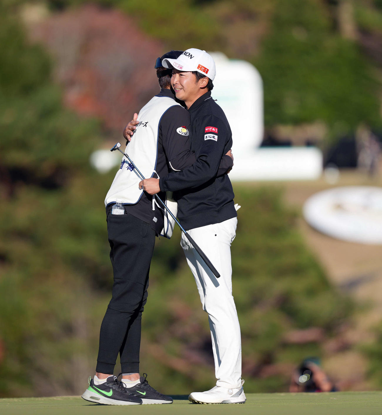 優勝しキャディと抱き合う小木曽（右）（撮影・小島史椰）