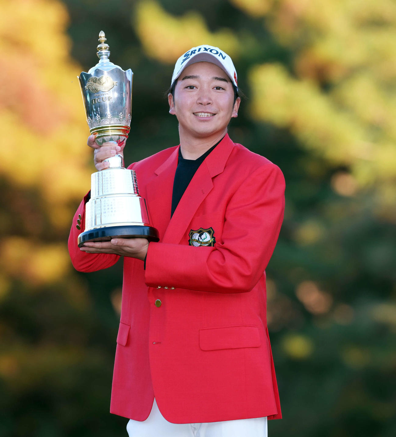 優勝しトロフィーを掲げる小木曽（撮影・小島史椰）