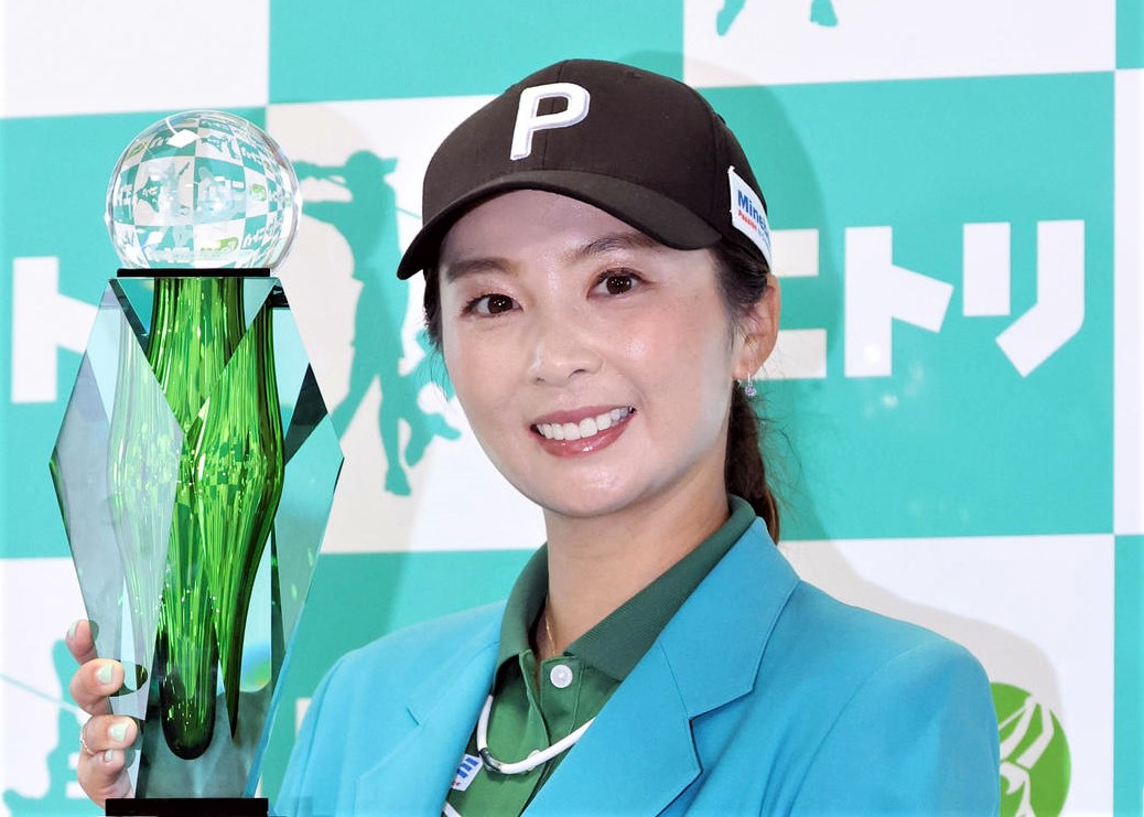激安　菊地正則　油絵　油彩画　絵画　フランス　パリでみかけた女性　美品　額付き 激安 菊地正則 油絵 油彩画 絵画 フランス パリでみかけた女性 美品 額