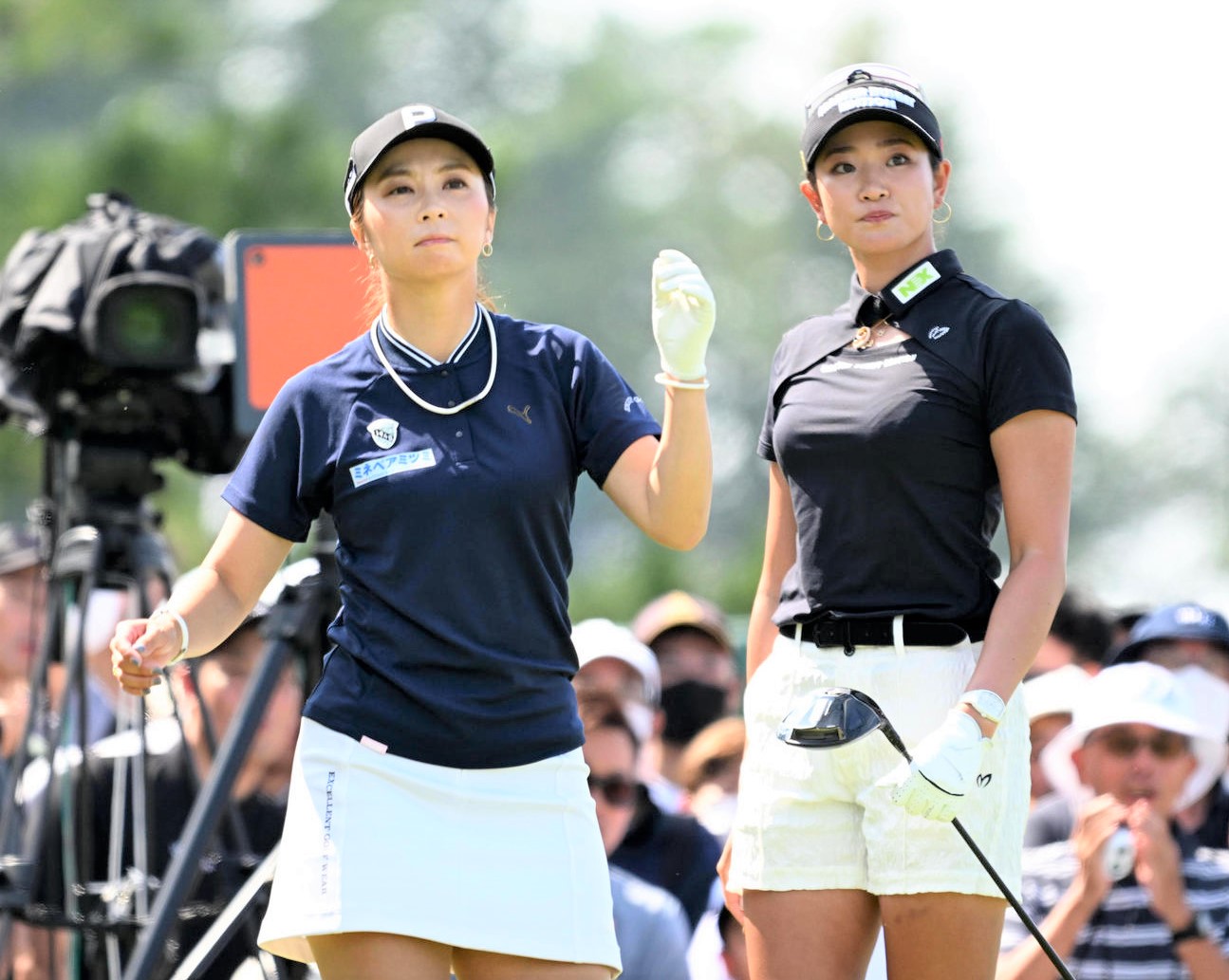 日本女子オープン選手権で原英莉花（右）とともにラウンドを回る菊地絵理香（2023年10月撮影）
