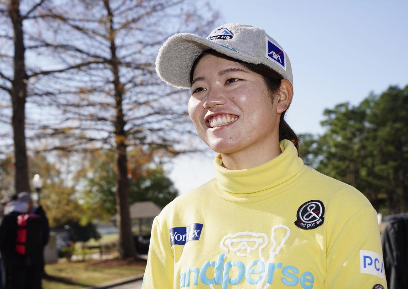 来季出場資格を獲得し笑顔で取材に応じる桜井心那＝マグノリアグローブ（共同）