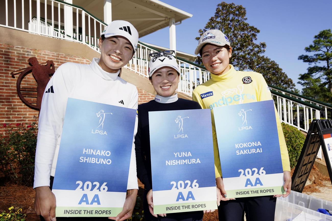 来季出場資格を獲得した（左から）渋野日向子、西村優菜、桜井心那＝マグノリアグローブ（共同）