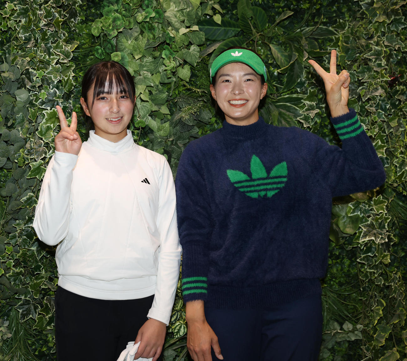 トークショーで渋野日向子（右）は福島県アマ王者の中学2年生キャメロン・アイラと記念撮影に納まる（撮影・柴田隆二）
