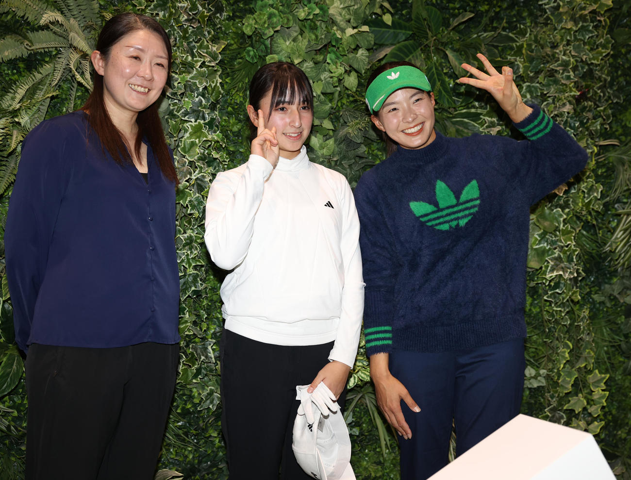 トークショーで渋野日向子（右）は福島県アマ王者の中学2年生キャメロンアイラ（中央）と記念撮影に納まる（撮影・柴田隆二）