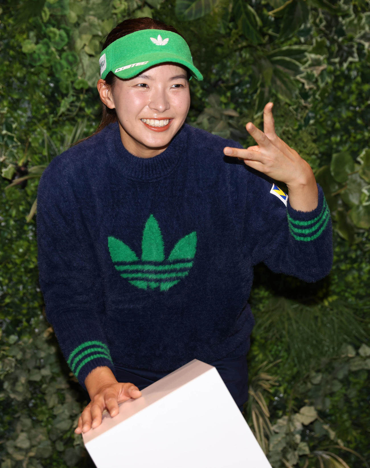 トークショーで渋野日向子はポーズを決める（撮影・柴田隆二）