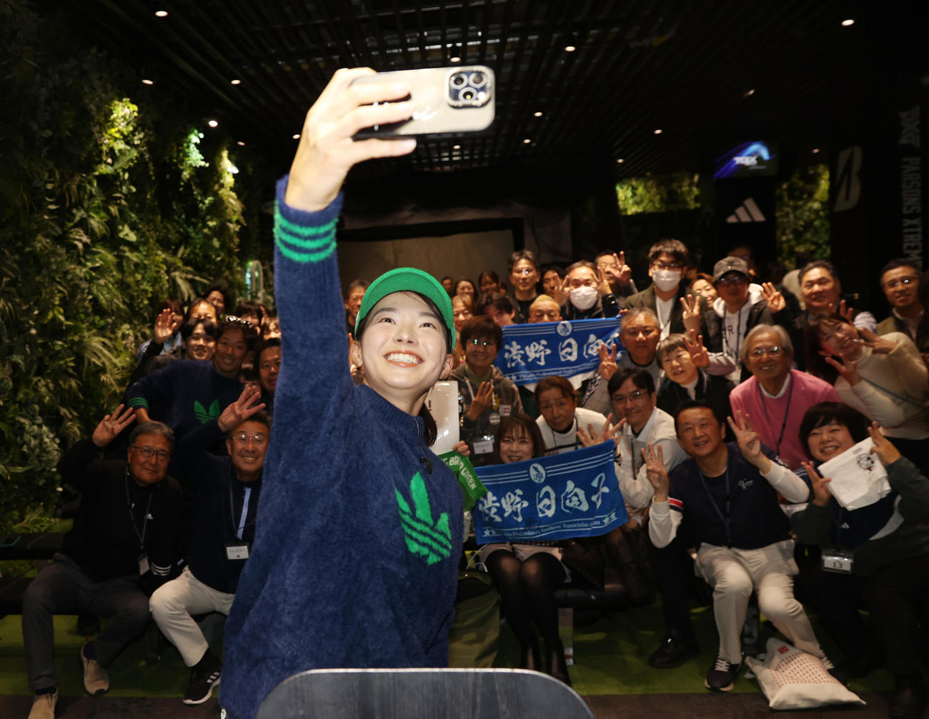 トークショーで渋野日向子はファンと記念撮影する（撮影・柴田隆二）