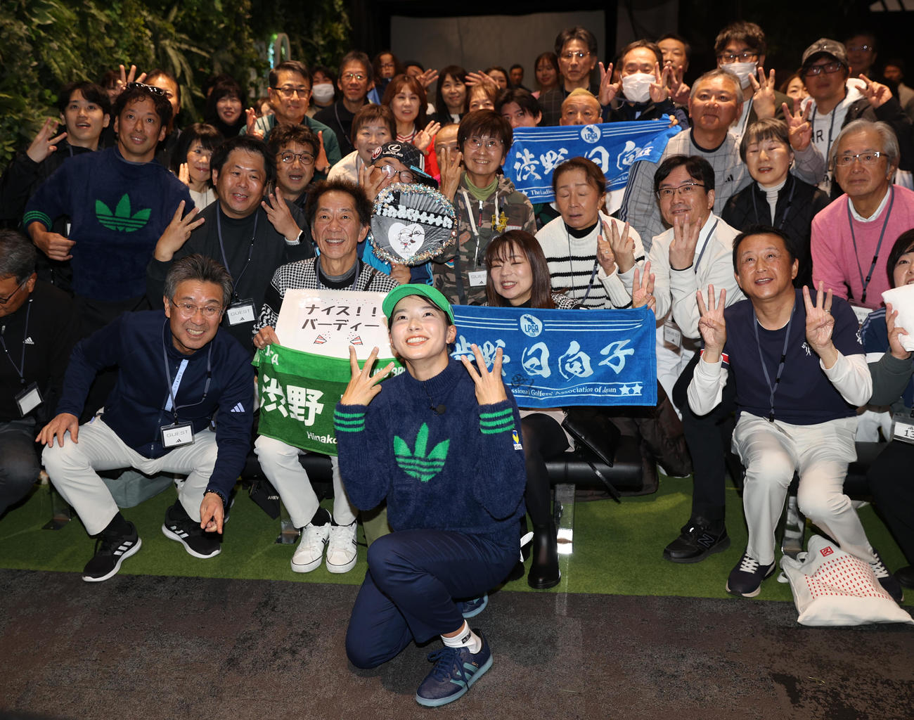 トークショーで渋野日向子（中央）はファンと記念撮影する（撮影・柴田隆二）