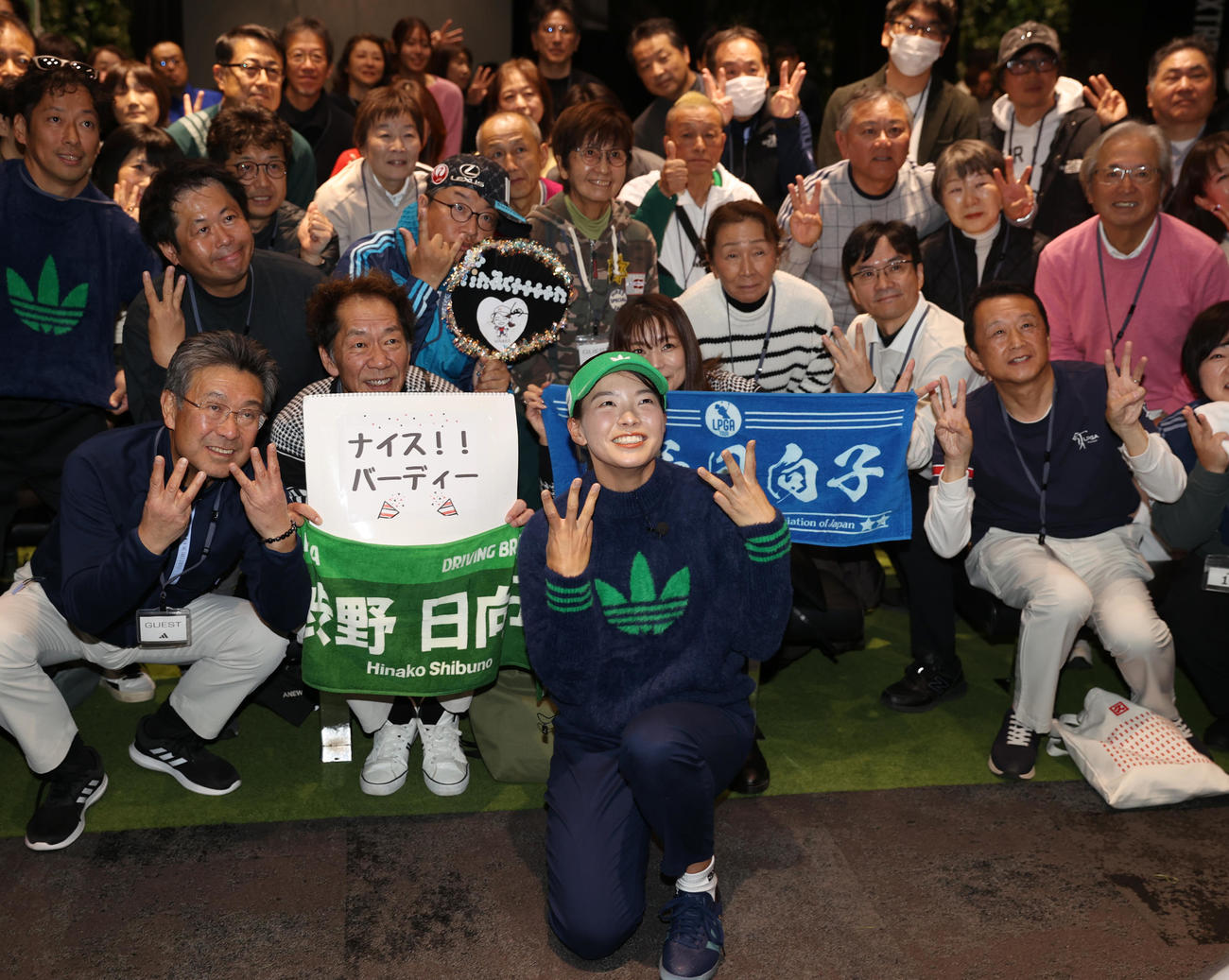 トークショーで渋野日向子（中央）はファンと記念撮影する（撮影・柴田隆二）