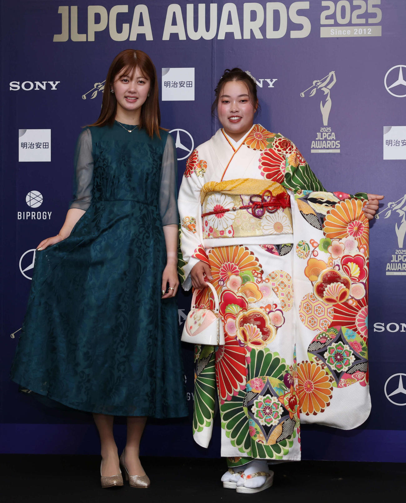授賞式でドレスアップした与語（左）と入谷（撮影・増田悦実）