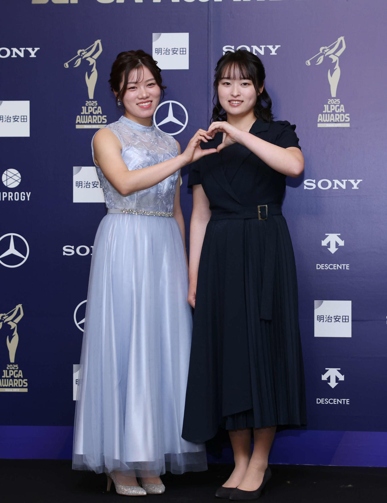 授賞式でドレスアップした藤井(左）とウーチャイエン（撮影・増田悦実）
