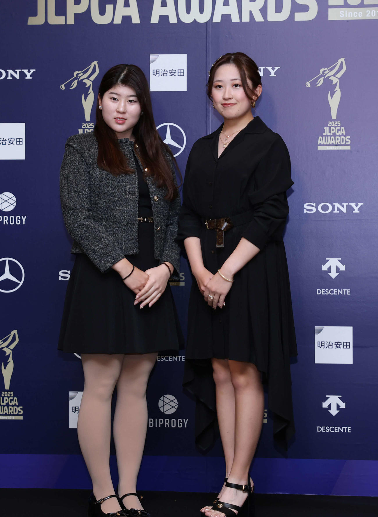 授賞式でドレスアップした藤本（左）と加藤（撮影・増田悦実）
