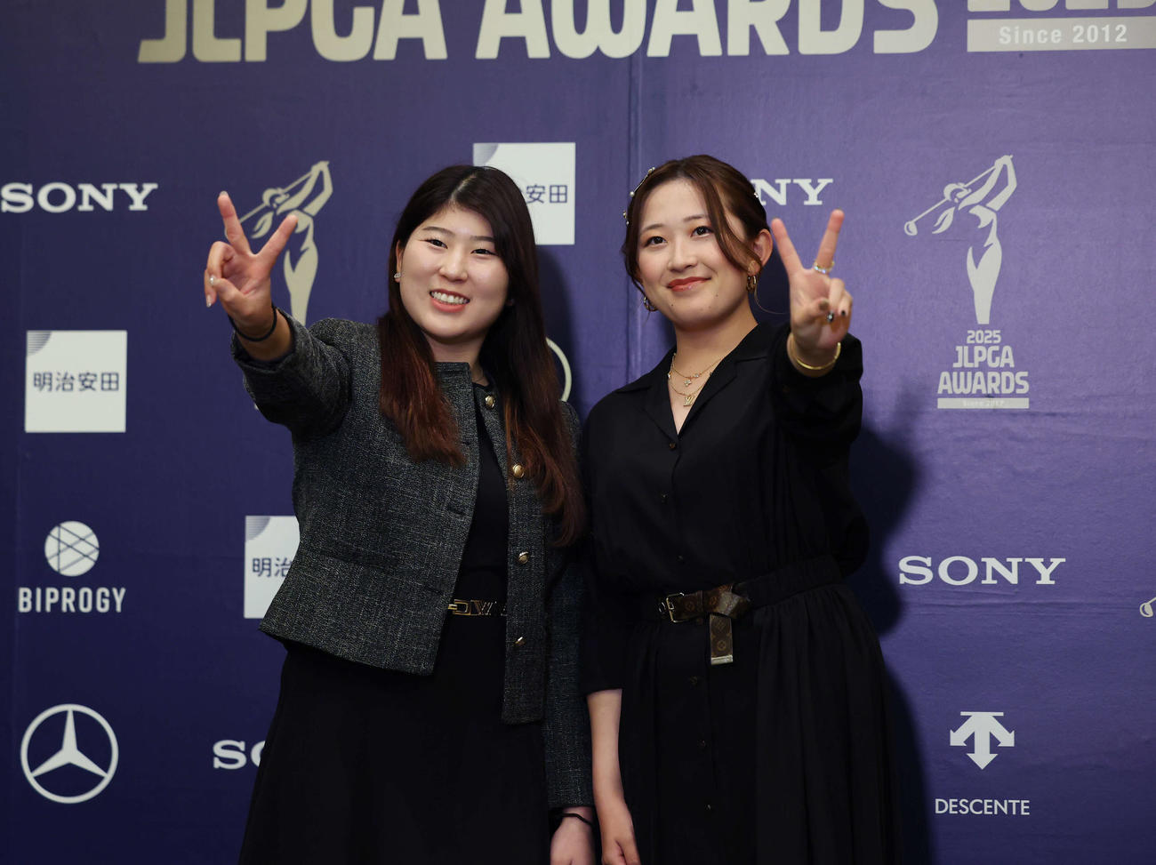 授賞式でドレスアップした藤本（左）と加藤（撮影・増田悦実）