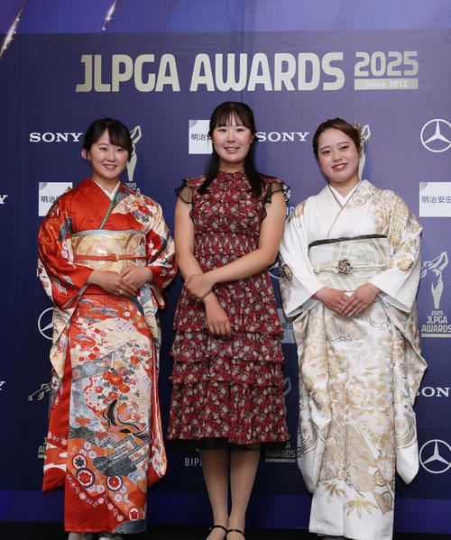 授賞式でドレスアップした左から稲垣、高野、仲村（撮影・増田悦実）