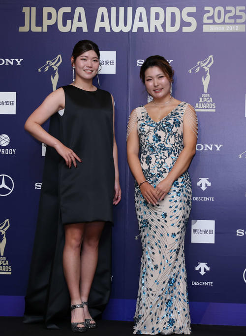 授賞式でドレスアップした桜井心那（左）と高橋彩華（撮影・増田悦実）