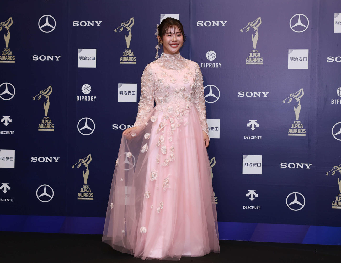 授賞式でドレスアップした吉田（撮影・増田悦実）