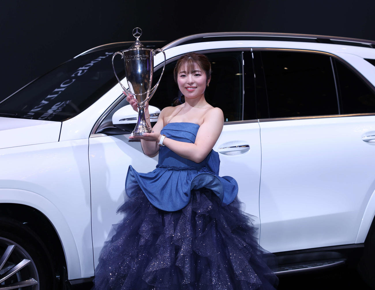 「JLPGA Mercedes－Benz Player of the Year」を受賞しトロフィーを手にする佐久間朱莉（撮影・増田悦実）