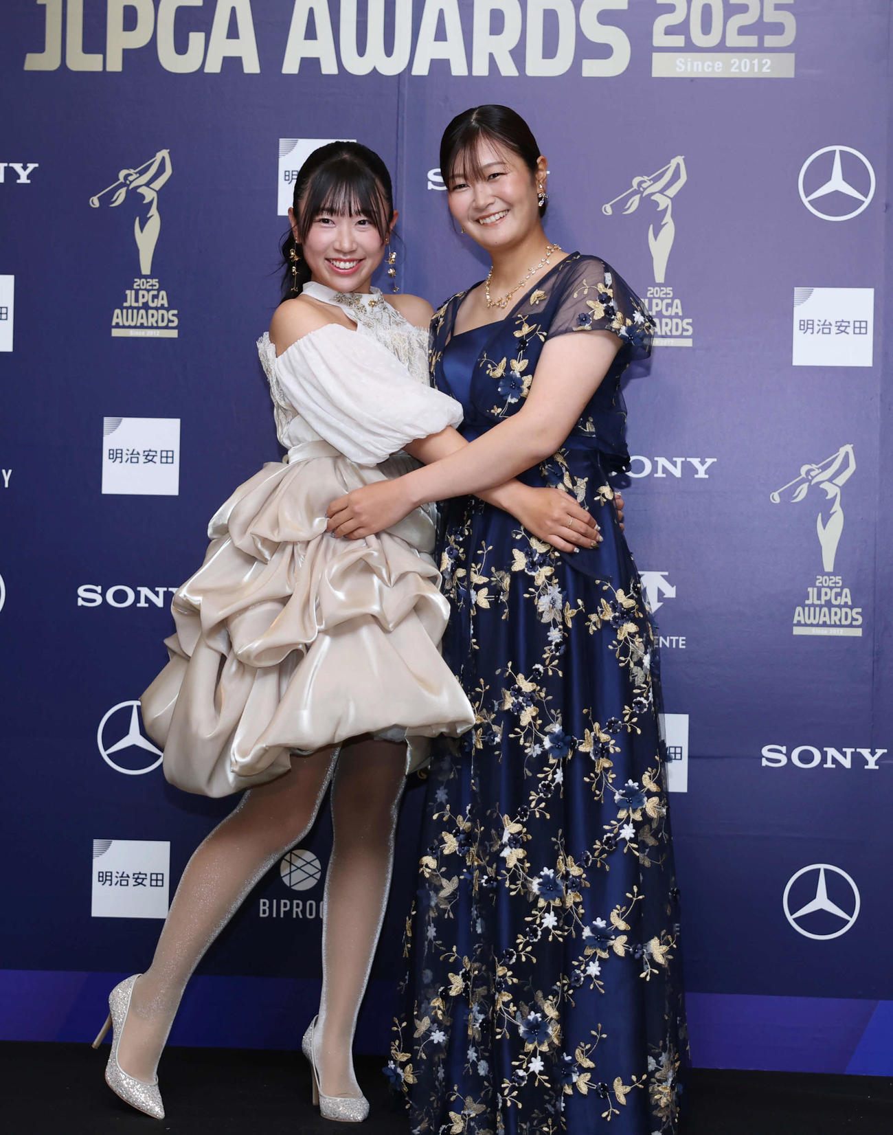 授賞式でドレスアップした菅沼（左）と神谷（撮影・増田悦実）