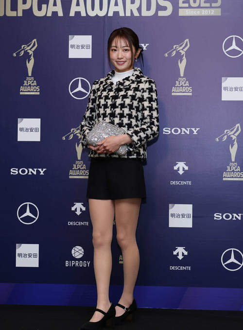 JLPGAアワード】安田祐香、膝上20センチ以上黒ハーフパンツ美脚で登場