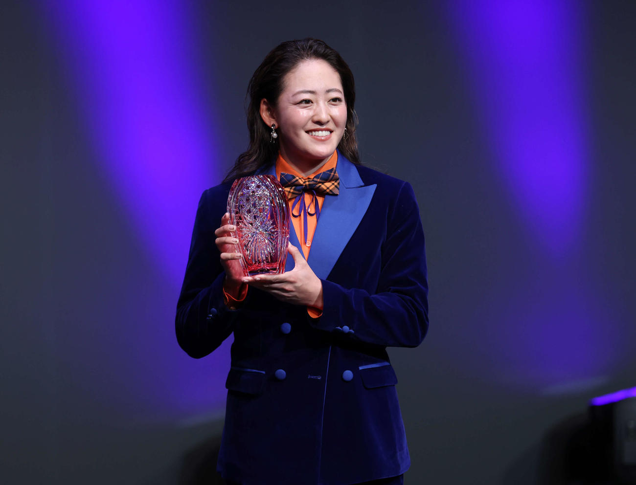 「敢闘賞」を受賞しトロフィーを手にする岩井千怜（撮影・増田悦実）