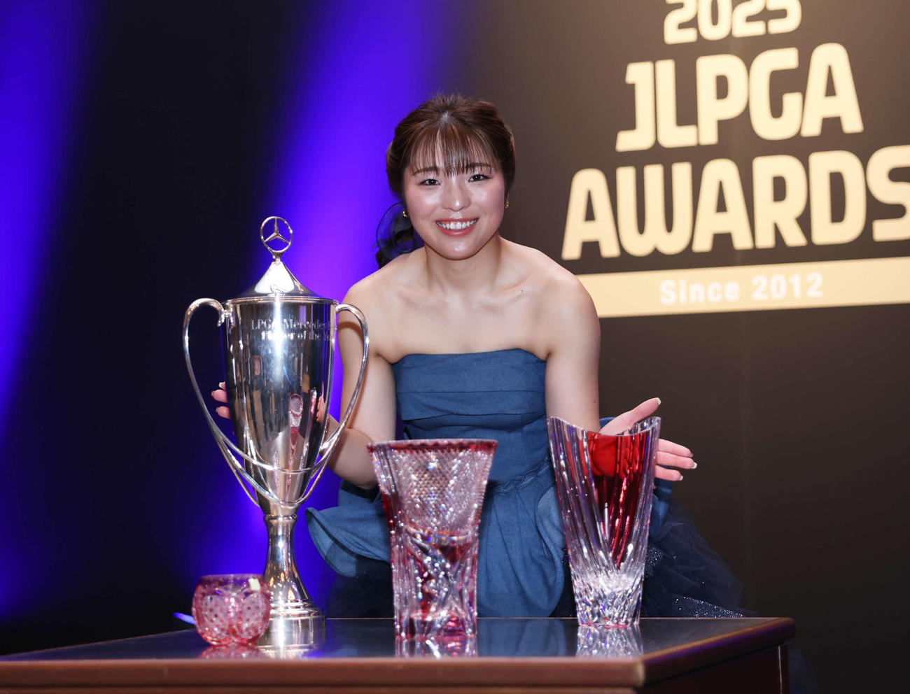 「JLPGAアワード」で4冠を達成し、笑顔を見せる佐久間（撮影・増田悦実）