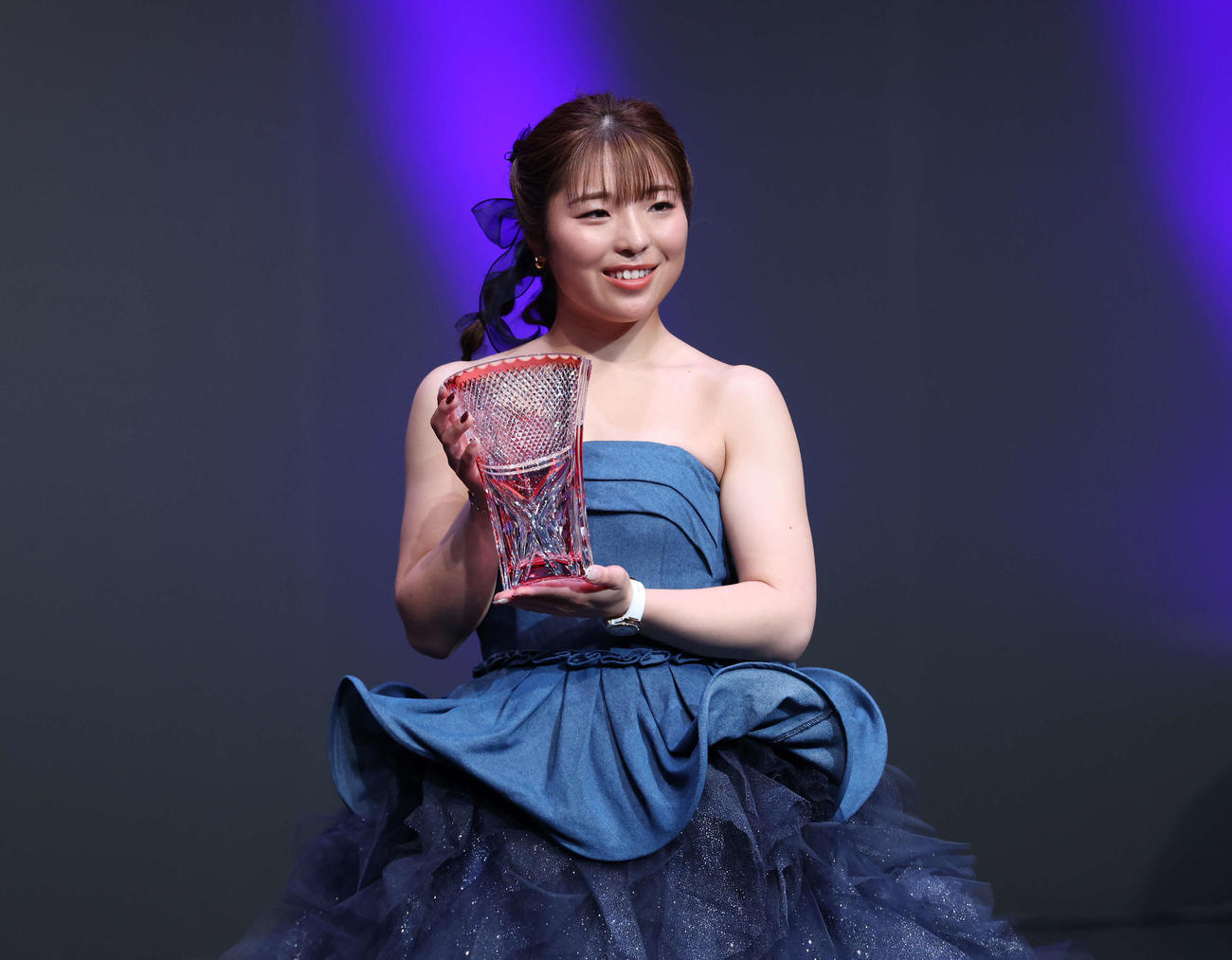 「賞金ランキング題意1位」を受賞しトロフィーを手にする佐久間（撮影・増田悦実）