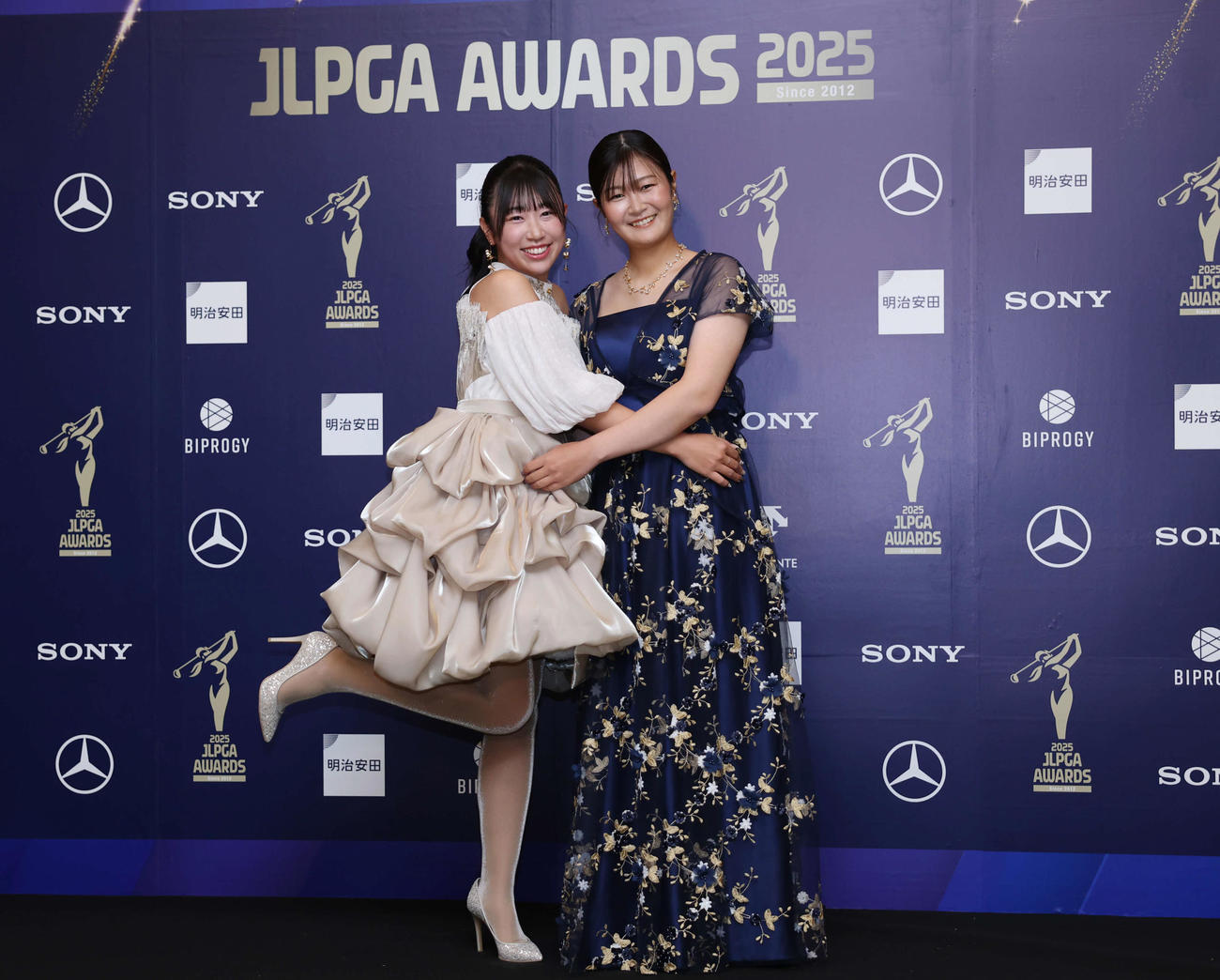 授賞式でドレスアップした菅沼菜々（左）と神谷そら（撮影・増田悦実）