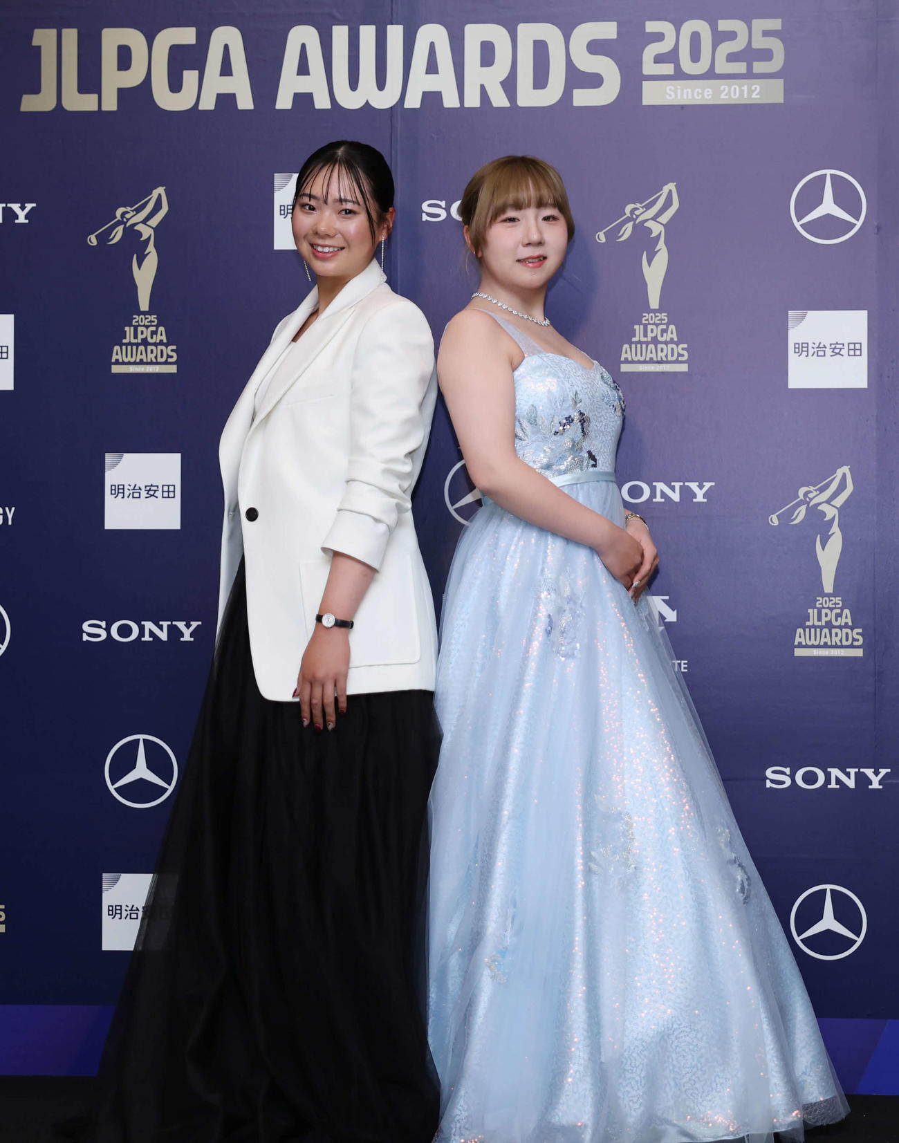 授賞式でドレスアップした菅楓華（左）と水木春花（撮影・増田悦実）