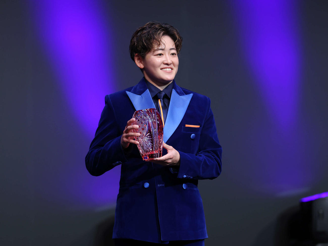 「敢闘賞」を受賞しトロフィーを手にする岩井明愛（撮影・増田悦実）