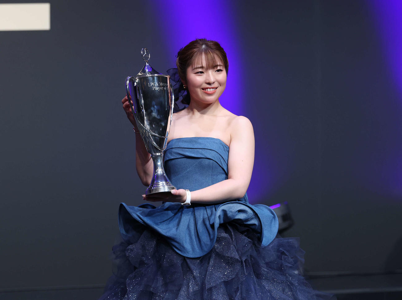 「JLPGA Mercedes－Benz Player of the Year」を受賞しトロフィーを手にする佐久間（撮影・増田悦実）