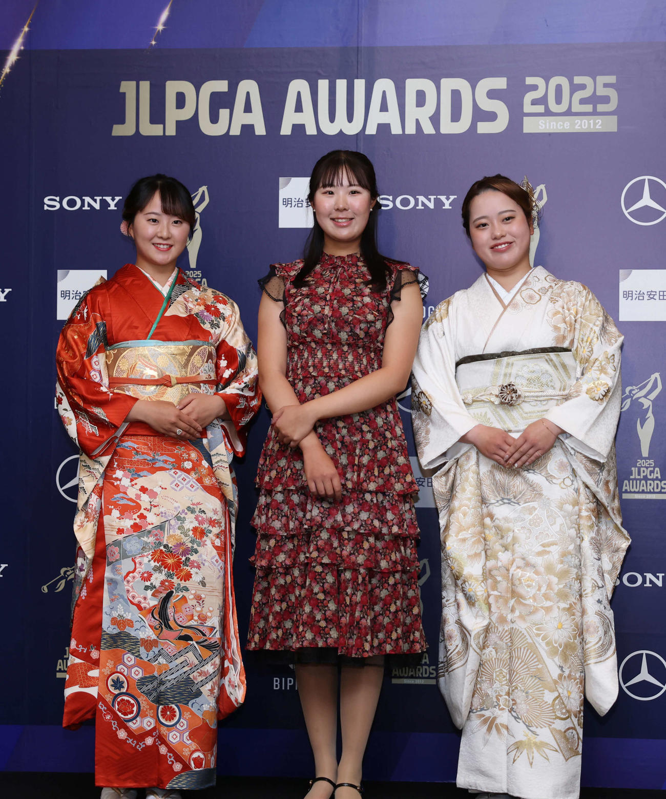授賞式でドレスアップした左から稲垣、高野、仲村（撮影・増田悦実）