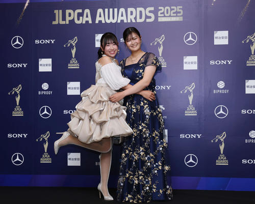 JLPGAアワード】佐久間朱莉、大胆に両肩出したドレスでスピーチ MVP