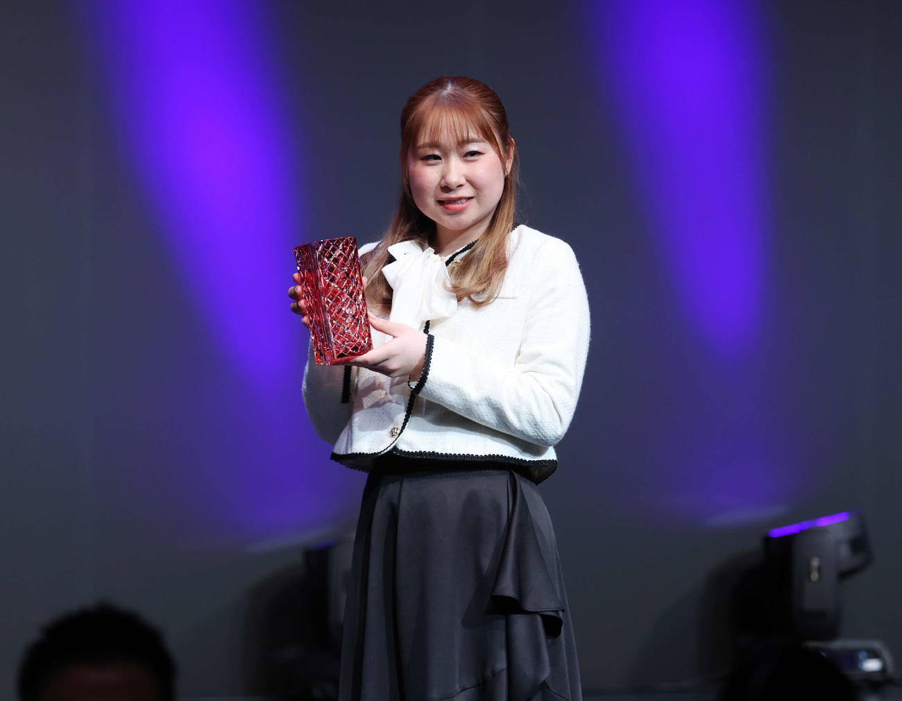 「JLPGA　明治安田　新人賞」を受賞しトロフィーを手にする荒木優奈（撮影・増田悦実）