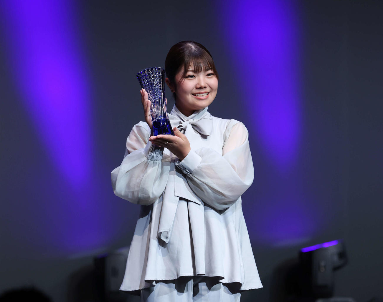 「JLPGA　ステップ・アップ・ツアー　明治安田ステップ・ランキング1位」を獲得しトロフィーを手にする大久保柚季（撮影・増田悦実）